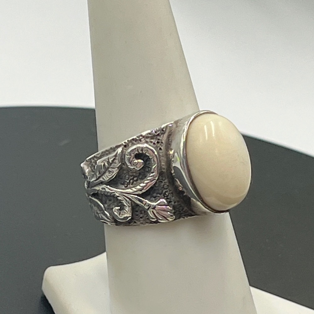 Silpada R1635 Cream Bamboo Coral and Oxidized Sterling Silver Ring Sz 8.25
R1635
